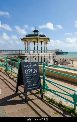 Der Musikpavillon und Café direkt am Meer im Sommer, East Sussex, England Brighton und Hove. Stockfoto