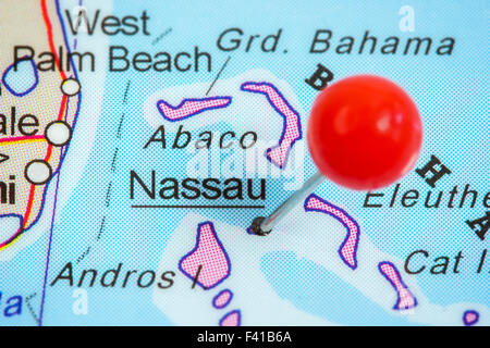 Nahaufnahme der einen roten Pin in einer Karte von Nassau, Bahamas. Stockfoto