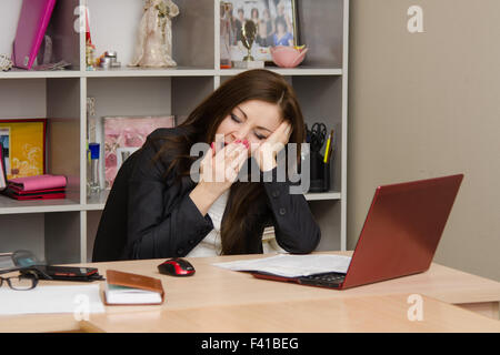 Büroangestellter Gähnen vor computer Stockfoto