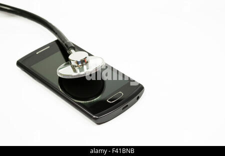 Medizinische Stethoskop platziert über die Anzeige eines Mobiltelefons, Konzeptbild über Informations-und Telekommunikationstechnologie Stockfoto Medizinische Stethoskop platziert über die Anzeige eines Mobiltelefons, Konzeptbild über Informations-und Telekommunikationstechnologie Stockfoto