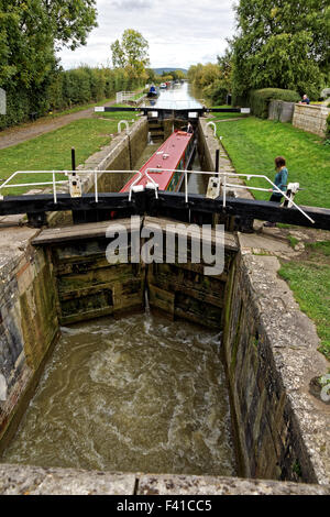 Narrowboat in geschlossenen Lthisock auf Kennet und Avon Kanal Stockfoto