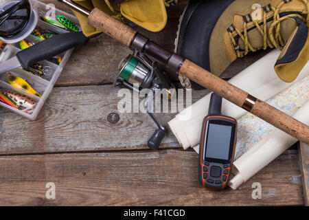 Angelgeräte und Angelausrüstung auf Tinber boards Stockfoto