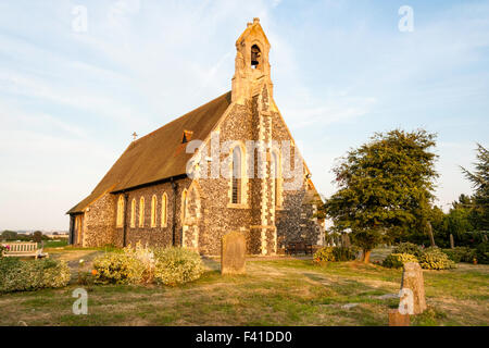 England, Hillborough, Kent. Der hl. Jungfrau Maria Kirche, erbaut 1876, Lancet Stil mit Schiff und Chor in einem. Grabsteine im Vordergrund. Stockfoto