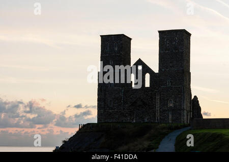 England, Reculver. Am frühen Morgen Silhouette des 12. Jahrhunderts Twin Towers von St Mary's Abbey auf dem Gelände des römischen Kastells und eine angelsächsische Kirche ruiniert. Stockfoto