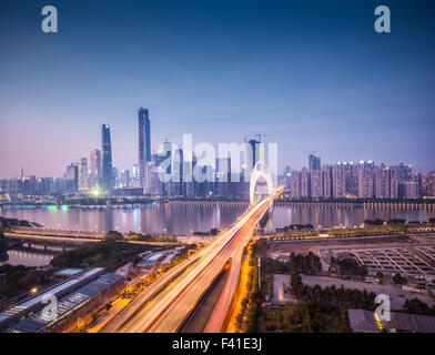 Stadtbild von Guangzhou bei Einbruch der Dunkelheit Stockfoto