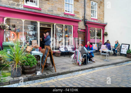 Dotty ist eine Café in Staithes High Street und Verkauf von Vintage Haushaltswaren-shop Stockfoto