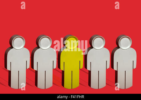 Business Konzept Metall 3D Menschen stehen in einer Linie mit einer Person aus der Masse Stockfoto