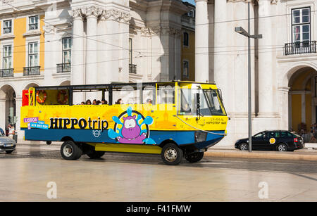 Lissabon, PORTUGAL - 26. September 2015: Amphibien Sightseeingbus HIPPOtrip Streetsof Lissabon auf n 26. September kreuzt, Stockfoto