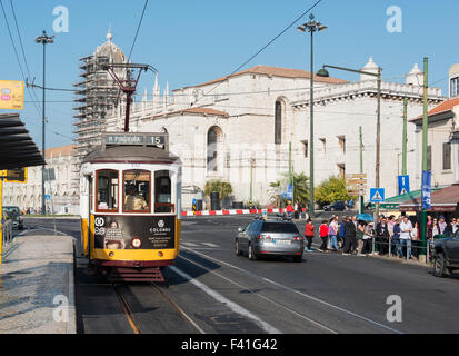 Lissabon, PORTUGAL - 26. SEPTEMBER: Unbekannte Leute sitzen in der gelben Straßenbahn geht von der Straße der Innenstadt von Lissabon am Sep Stockfoto