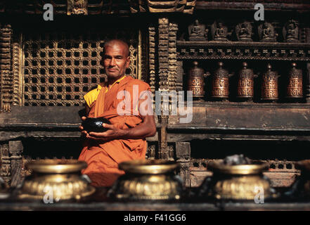 Theravada buddhistischer Mönch wartet auf Almosen im Harati-Tempel (Nepal) Stockfoto