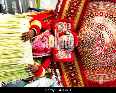 Theyyam (Teyyam, Theyyattam) (Malayalam: തെയ്യം) ist eine beliebte rituelle Form der Anbetung von North Malabar in Kerala, Indien. Stockfoto