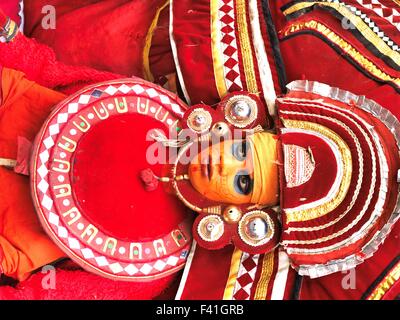 Theyyam (Teyyam, Theyyattam) (Malayalam: തെയ്യം) ist eine beliebte rituelle Form der Anbetung von North Malabar in Kerala, Indien. Stockfoto