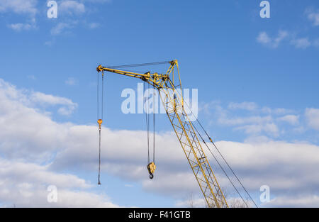 Mobiler Kran Boom gegen den blauen Himmel Stockfoto