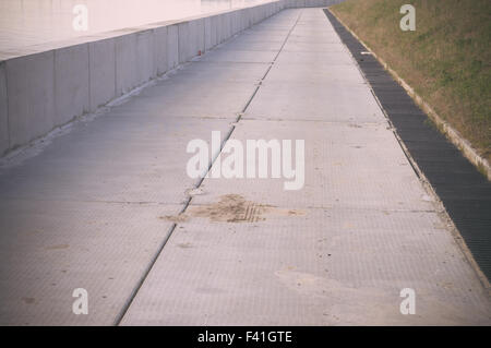 Böschung Beton Platten Verdammung auf dem Fluß Stockfoto