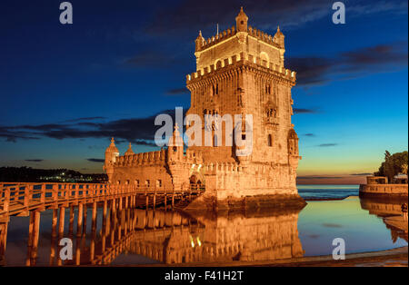 Linksseitige, Weitwinkel Blick auf den Turm von Belem in einen bunten Sonnenuntergang. Lissabon, Portugal. Oktober 2015. Stockfoto