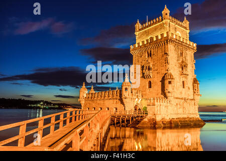 Linksseitige, Weitwinkel Blick auf den Turm von Belem in einen bunten Sonnenuntergang. Lissabon, Portugal. Oktober 2015. Stockfoto