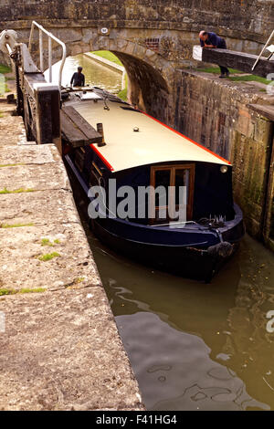 Wide-Beam Kanalboot im Schloss Stockfoto