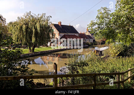 Die Barge Public House auf Kennet und Avon Kanal Stockfoto