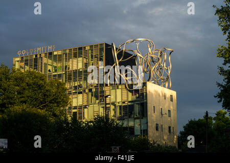 Goldschmiede, Universität von London, in New Cross, London in dramatischen gelben Sonnenlicht mit bewölktem Himmel getaucht. Stockfoto