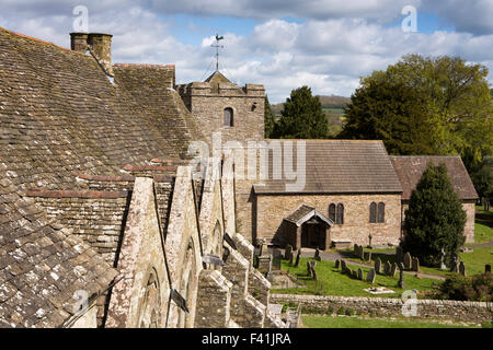 Craven Arms, Stokesay Castle, Shropshire, England, UK erhöhten Blick auf großen Hallendach und Kirche Stockfoto