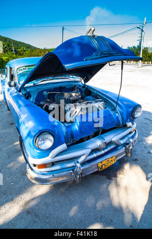 Karibik Kuba Oldtimer mit offener Motorhaube Stockfoto