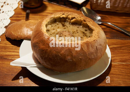 Traditionelle polnische saure Suppe Zurek in Brot, selektiven Fokus Stockfoto