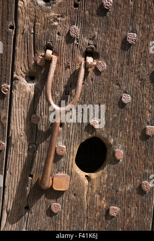 Großbritannien, England, Shropshire, Craven Arms, Stokesay Castle, Torhaus, Schmied gefertigte schmiedeeiserne Türklopfer Stockfoto