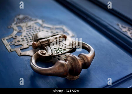 Detail der Bronze Klopfer auf eine Holztür Stockfoto