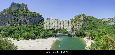 Pont d ' Arc naturale, Kajaks am Fluss Ardéche, Vallon-Pont-d ' Arc, Rhône-Alpes, Frankreich Stockfoto