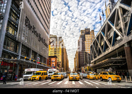 NEW YORK CITY - Dez 01 The New York Times Building und charakteristischen gelben Taxi Cab, am 1. Dezember 2013 in Manhattan, New Y Stockfoto