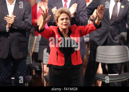 Sao Paulo, Brasilien. 13. Oktober 2015. Brasiliens Präsidentin Dilma Rousseff besucht die Eröffnungsfeier des 12. Nationalkongresses der einzigartigen zentralen der Arbeitnehmer, in der Stadt Sao Paulo, Brasilien, am 13. Oktober 2015. Bildnachweis: Rahel Patras/Xinhua/Alamy Live-Nachrichten Stockfoto