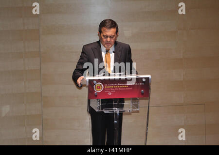 Guadalajara, Mexiko. 13. Oktober 2015. Mexikos Wirtschaftsminister Ildefonso Guajardo, hält eine Rede bei der feierlichen Eröffnung des 9. China-LAC-Wirtschaftsgipfels in Guadalajara, Bundesstaat Jalisco, Mexiko, am 13. Oktober 2015. Ein China-lateinamerikanischen Wirtschaftsgipfel startete Dienstag in Mexikos zweitgrößte Stadt Guadalajara, Möglichkeiten, Bindungen zu steigern und Geschäftsmöglichkeiten in neuen Bereichen zu suchen. © Rong Hao/Xinhua/Alamy Live-Nachrichten Stockfoto