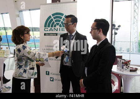 Guadalajara, Mexiko. 13. Oktober 2015. Aussteller erhalten Interviews von Xinhua News Agency während der 9. China-LAC Business Summit in Guadalajara, Bundesstaat Jalisco, Mexiko, am 13. Oktober 2015. Ein China-lateinamerikanischen Wirtschaftsgipfel startete Dienstag in Mexikos zweitgrößte Stadt Guadalajara, Möglichkeiten, Bindungen zu steigern und Geschäftsmöglichkeiten in neuen Bereichen zu suchen. © Rong Hao/Xinhua/Alamy Live-Nachrichten Stockfoto