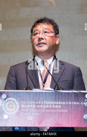 Guadalajara, Mexiko. 13. Oktober 2015. Vizepräsident des China Council for Promotion of International Trade (CCPIT) Zhang Wei, hält eine Rede bei der feierlichen Eröffnung des 9. China-LAC-Wirtschaftsgipfels in Guadalajara, Bundesstaat Jalisco, Mexiko, am 13. Oktober 2015. Ein China-lateinamerikanischen Wirtschaftsgipfel startete Dienstag in Mexikos zweitgrößte Stadt Guadalajara, Möglichkeiten, Bindungen zu steigern und Geschäftsmöglichkeiten in neuen Bereichen zu suchen. © Rong Hao/Xinhua/Alamy Live-Nachrichten Stockfoto