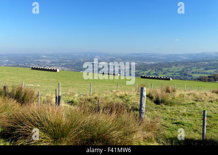 Blick Richtung Norden nach Ystrad Mynach und Rhymney Tal vom Hügel oberhalb Llanbradach, South Wales Valleys, UK. Stockfoto