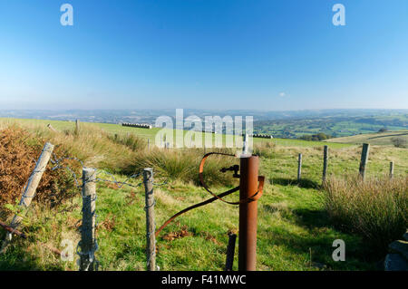 Blick Richtung Norden nach Ystrad Mynach und Rhymney Tal vom Hügel oberhalb Llanbradach, South Wales Valleys, UK. Stockfoto