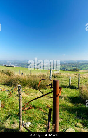 Blick Richtung Norden nach Ystrad Mynach und Rhymney Tal vom Hügel oberhalb Llanbradach, South Wales Valleys, UK. Stockfoto