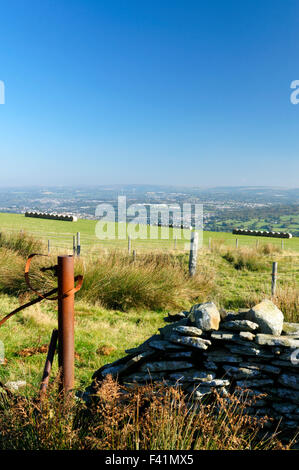 Blick Richtung Norden nach Ystrad Mynach und Rhymney Tal vom Hügel oberhalb Llanbradach, South Wales Valleys, UK. Stockfoto