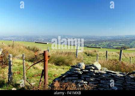 Blick Richtung Norden nach Ystrad Mynach und Rhymney Tal vom Hügel oberhalb Llanbradach, South Wales Valleys, UK. Stockfoto