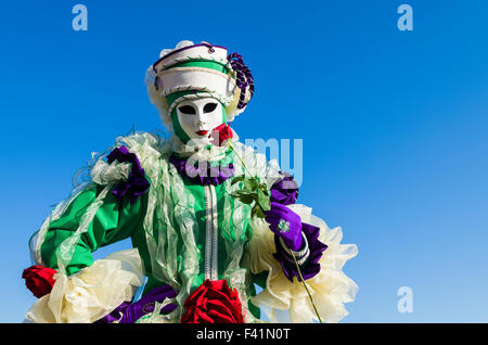 Die Menschen tragen phantasievolle Venezianische Masken während des Carnevale Stockfoto