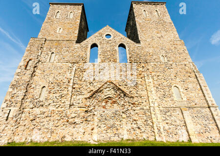 England, Reculver. Hoch über dem Viewer, der fünf Stadium twin towers des mittlerweile verfallenen St. Maria Kirche aus dem 12. Jahrhundert mit bis Haupteingang blockiert. Stockfoto