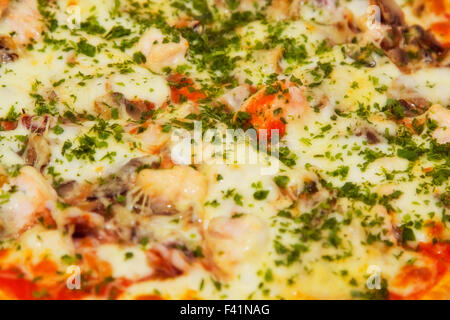 frisch zubereitete Pizza mit Meeresfrüchten Stockfoto