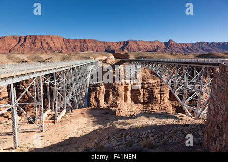 Die neue und die alte Navajo Brücken über den Colorado River in Arizona mit der Fähre Lees nebeneinander. Stockfoto