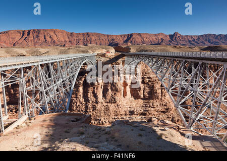 Die neue und die alte Navajo Brücken über den Colorado River in Arizona mit der Fähre Lees nebeneinander. Stockfoto