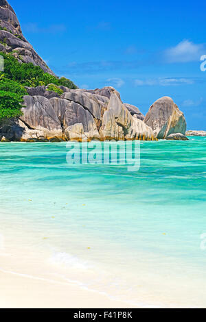 Strand und Granit Felsen am Anse La Reunion, La Digue, Seychellen Stockfoto