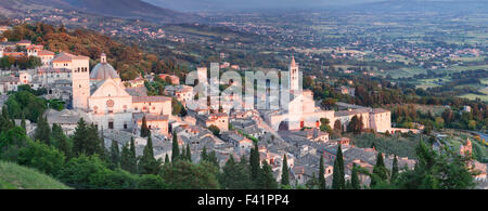 Blick über Stadt, Kathedrale San Rufino und Kirche Santa Chiara, Assisi, Provinz Perugia, Umbrien, Italien Stockfoto