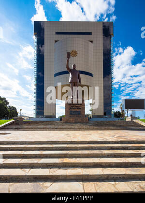 Unabhängigkeit oder Unabhängigkeit Memorial Museum mit Statue von Dr. Sam Nujoma, Gründer und Präsident von Namibia, Windhoek Stockfoto