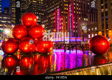 NEW YORK CITY - 3. Dezember 2013: New Yorker Wahrzeichen, Radio City Music Hall, Rockefeller Center, gesehen am 3. Dezember 2013 Deko Stockfoto