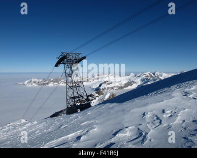 Pylon eine Seilbahn, Nebelmeer Stockfoto