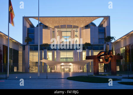 Das Bundeskanzleramt im Regierungsviertel in der Abenddämmerung, Berlin, Deutschland Stockfoto